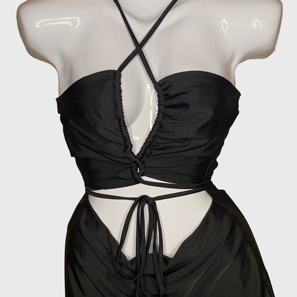 ✨SOLD✨  🎉3 for $15🎉 Black Strappy Halterneck Dress